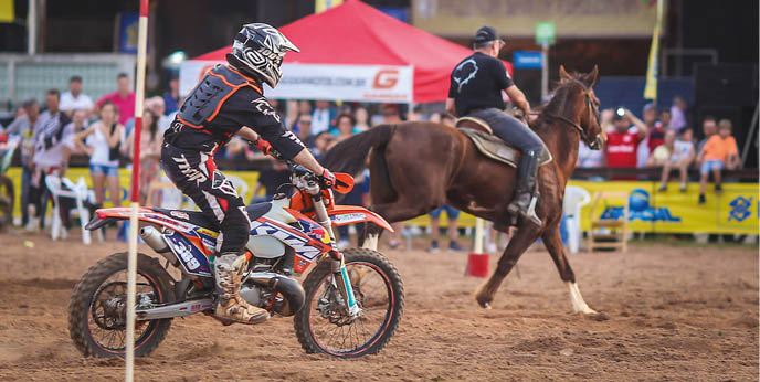 Disputa entre Moto e Cavalo durante a 39  Expointer - Exposição Internacional de Animais, Máquinas, Implementos e Produtos Agropecuários  A maior feira a céu aberto da América Latina, promovida pela Secretaria de Agricultura e Pecuária do Governo do Rio Grande do Sul, ocorre no Parque de Exposições Assis Brasil, entre 27 de agosto e 04 de setembro de 2016 e reúne as últimas novidades da tecnologia agropecuária e agroindustrial  FOTO: Alessandra Bruny  Agência Preview